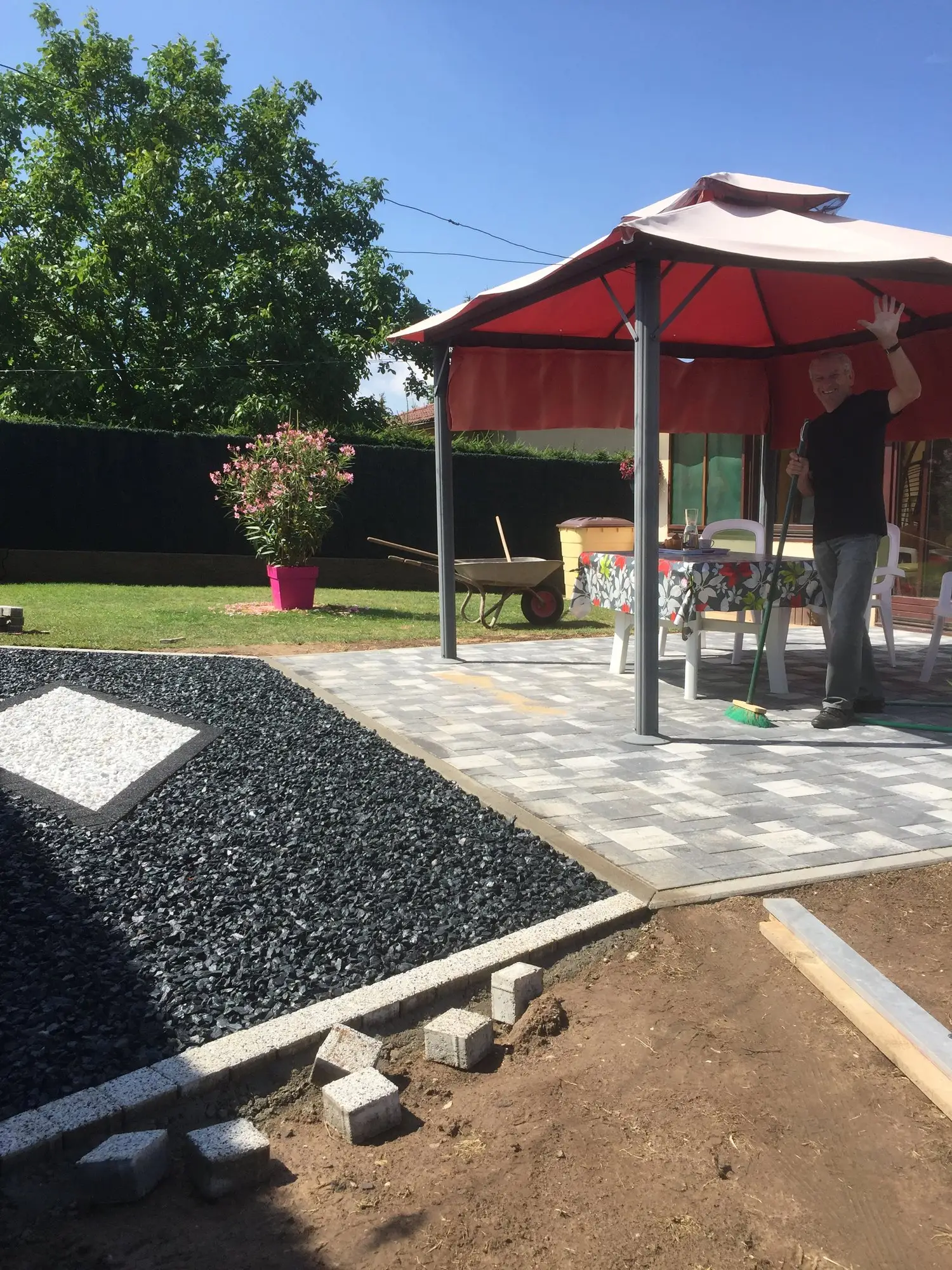 Terrasse et jardin avec pavés, lit de gravier décoratif noir et pelouse