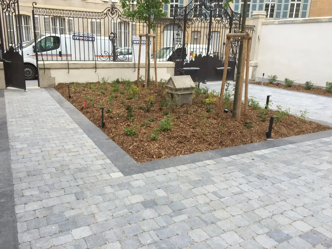 Chantier Ozkok Pavage : pavés gris posés avec une bordure nette